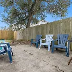 Festive Nest - Tranquil Escape Close To The Beach