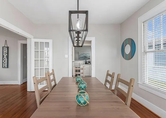 Festive Nest - Tranquil Escape Close To The Beach