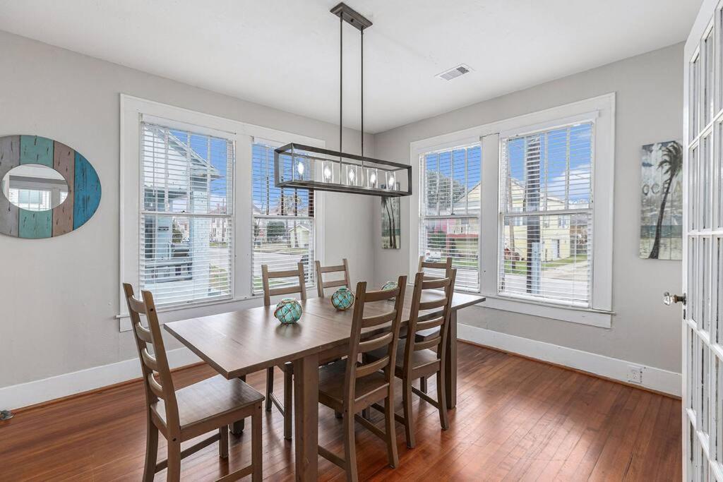 Festive Nest - Tranquil Escape Close To The Beach Holiday home Galveston