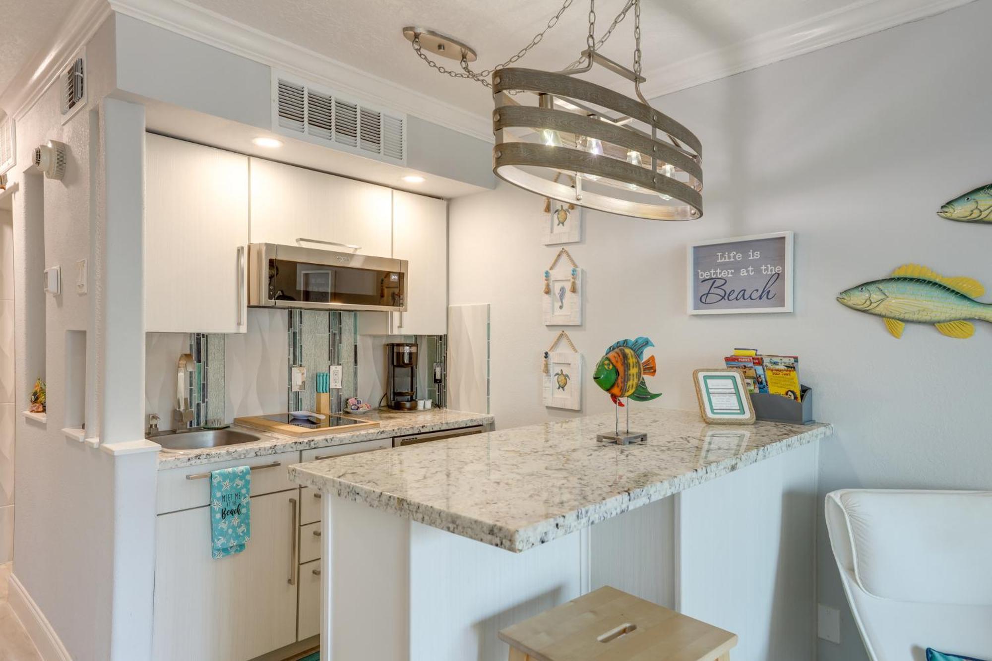 With Large Balcony Walk To Beach! Galveston