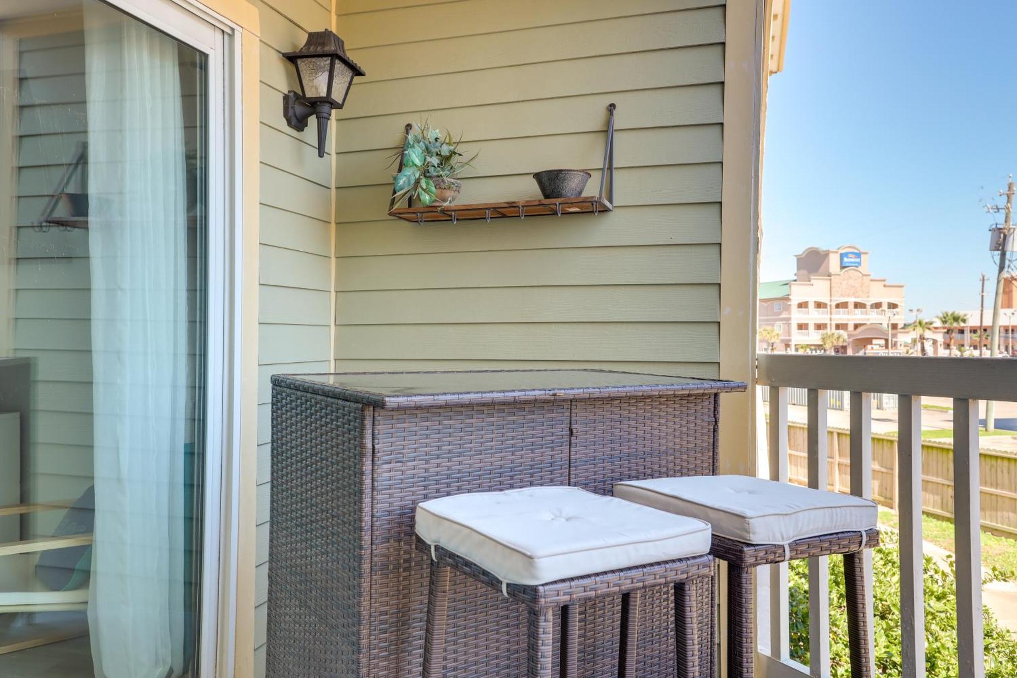 With Large Balcony Walk To Beach! Apartment