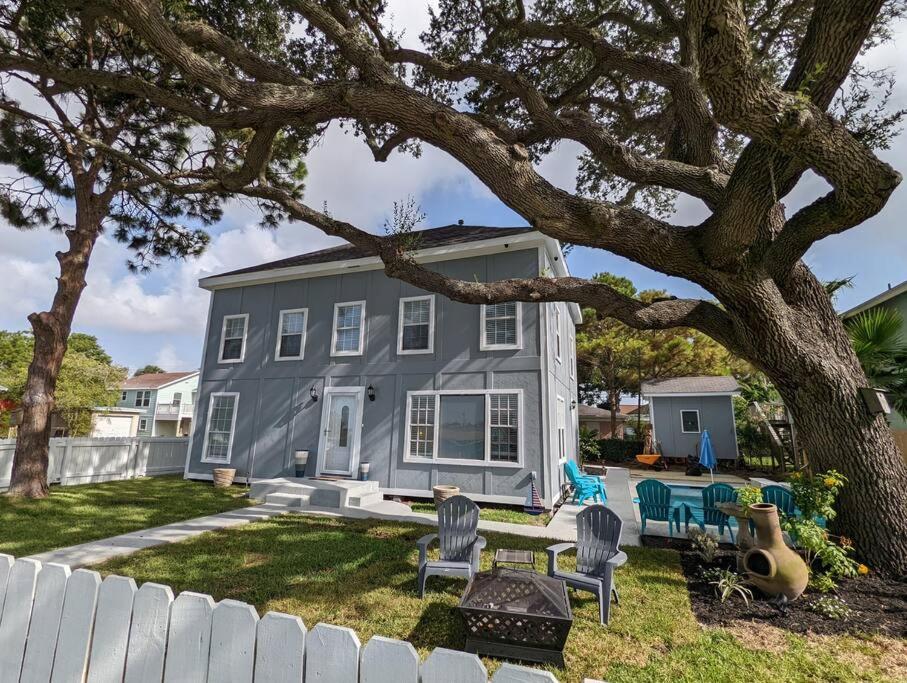 Holiday home 5/3 With A Heated Pool 2 Min From Beach, Updated Galveston