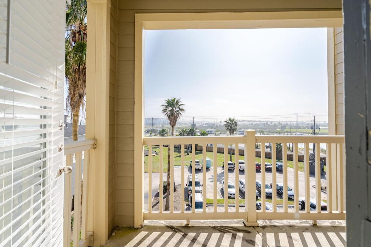 Relax And Unwind 2 Bedroom Oasis Galveston
