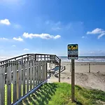 Beachfront Galveston Getaway With Deck And Views!