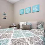Hidden Hideaway! Bungalow 2 Blocks From The Beach! Sleeps 3