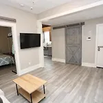 Hidden Hideaway! Bungalow 2 Blocks From The Beach! Sleeps 3