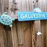 Hidden Hideaway! Bungalow 2 Blocks From The Beach! Sleeps 3