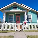 The Old Flamingo Vibrant Bungalow Just 2 Mins From The Beach