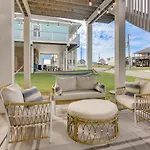 Galveston Home With Pool Access, Walk To Beaches!