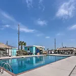 Galveston Home With Pool Access, Walk To Beaches!