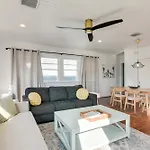 Galveston Beachside Bungalow 1 Block To Beach!