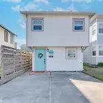 Galveston Beachside Bungalow 1 Block To Beach!