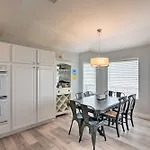 Oceanfront Galveston Home - Walk To Beach!
