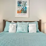 Beachy Bungalow! 2Bd, King Bed