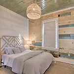 Bright Galveston Cottage Close To Beach And Strand