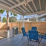 Bright Galveston Cottage Close To Beach And Strand