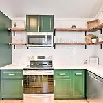 Bright Galveston Cottage Close To Beach And Strand