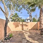Bright Galveston Cottage Close To Beach And Strand