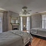 Group-Friendly Galveston Home 1 Mi To Beach!