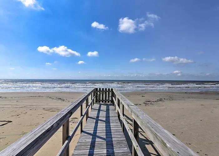 Beachfront Galveston Getaway With Deck And Views!