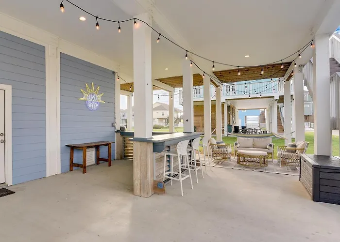 Galveston Home With Pool Access, Walk To Beaches!