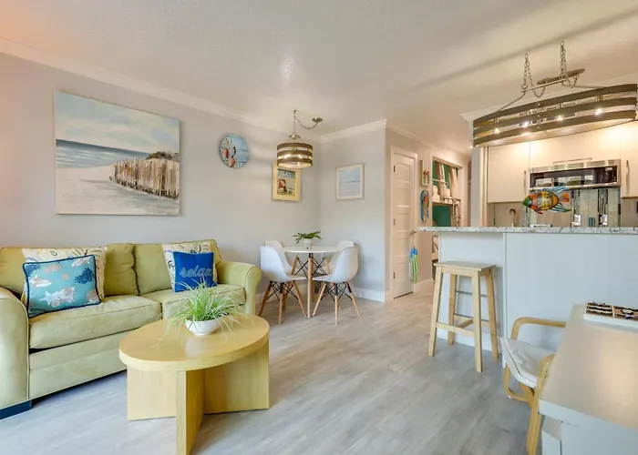 Galveston Condo With Large Balcony Walk To Beach!