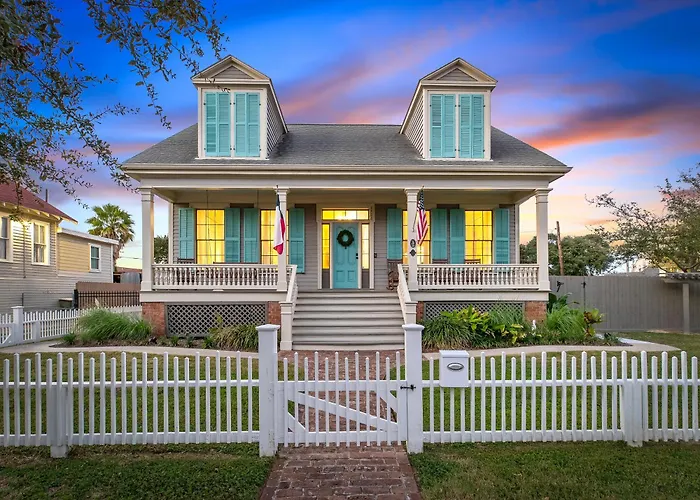Historic 1871 Coastal Breeze With Heated Pool - Restoring Galveston