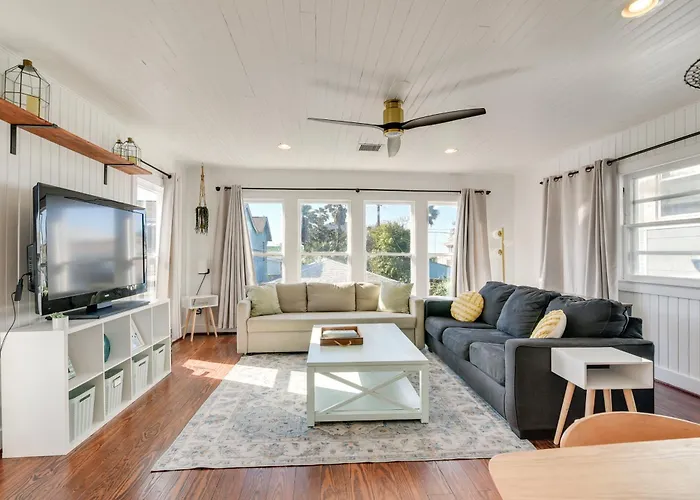 Galveston Beachside Bungalow 1 Block To Beach!