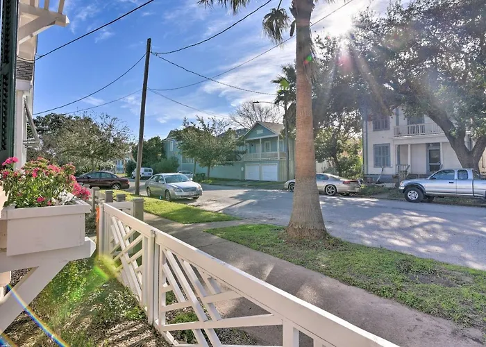 Bright Galveston Cottage Close To Beach And Strand