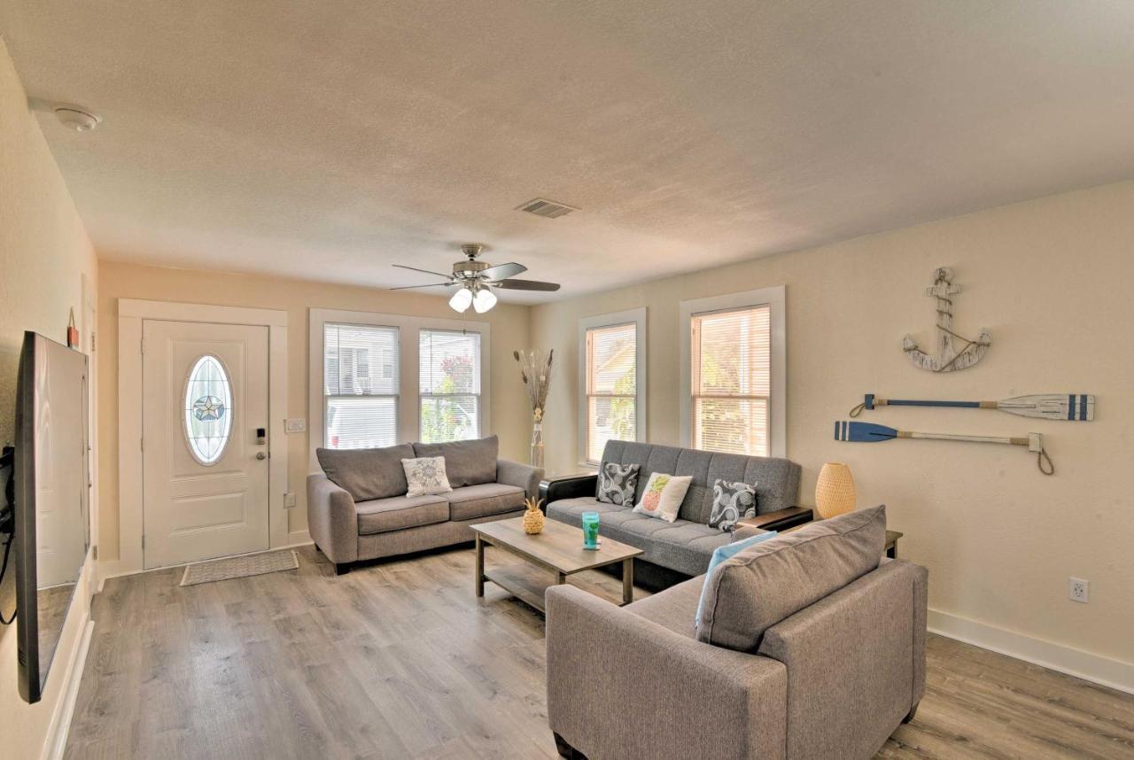 Bright Half Mi To Pleasure Pier Holiday home Galveston
