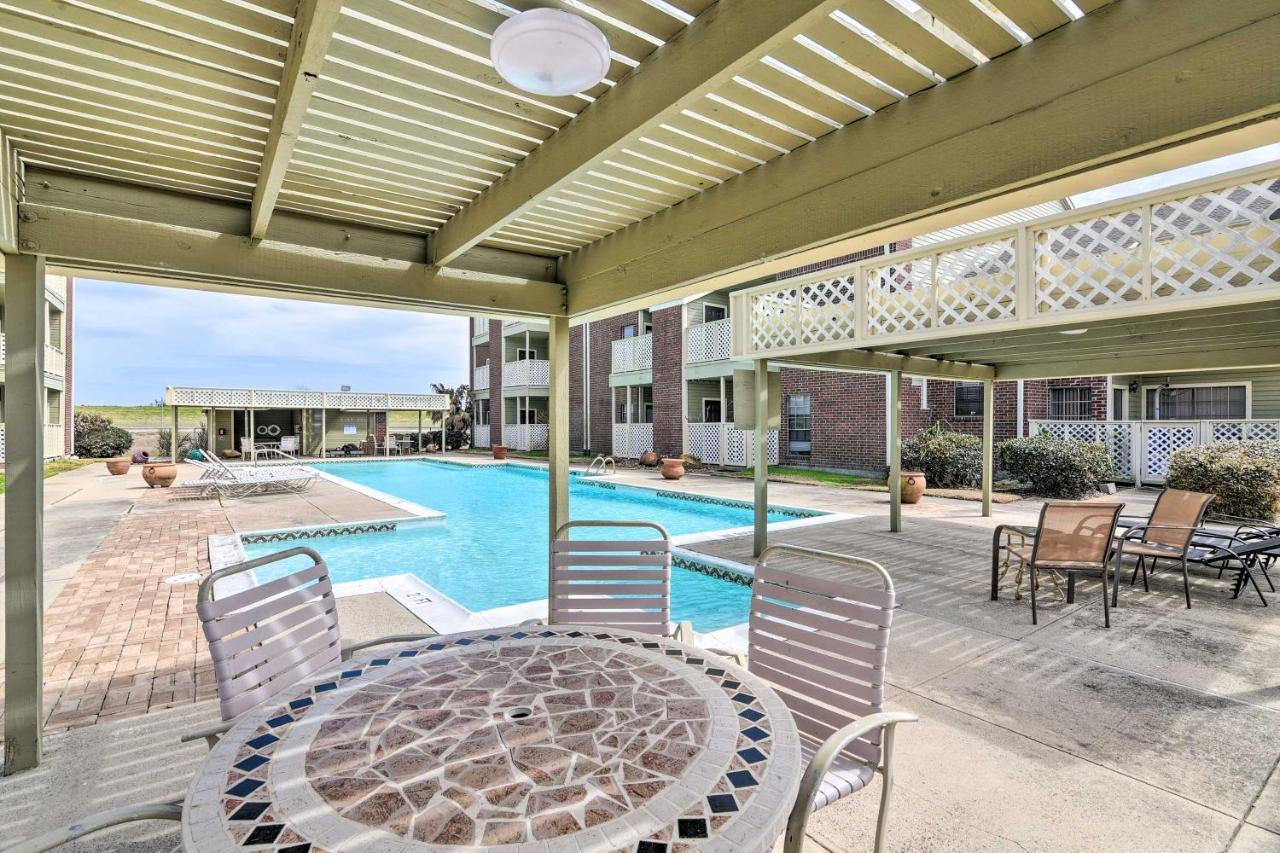 Apartment East End With Pool Less Than 1 Mi To Beach!