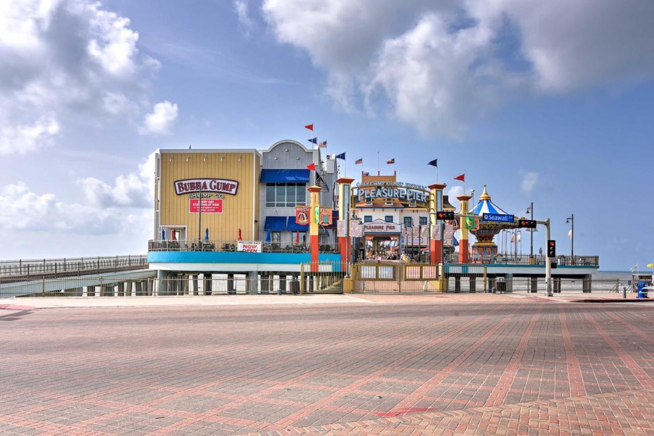 Bright Half Mi To Pleasure Pier Galveston