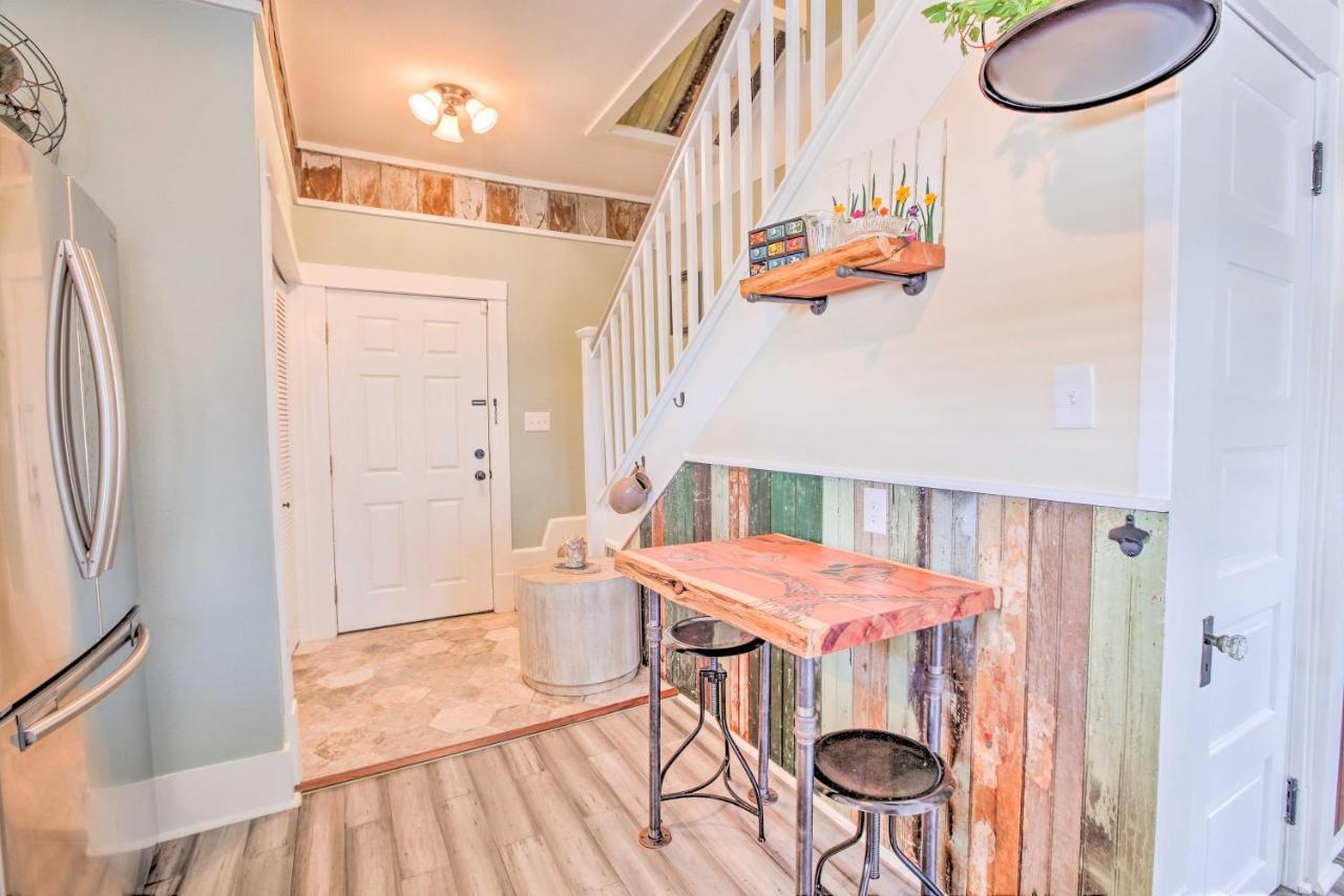 Bright Texas Retreat Near Pleasure Pier And Beach! Galveston