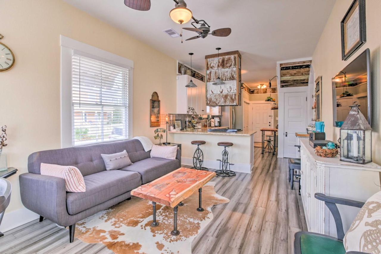 Holiday home Bright Texas Retreat Near Pleasure Pier And Beach!