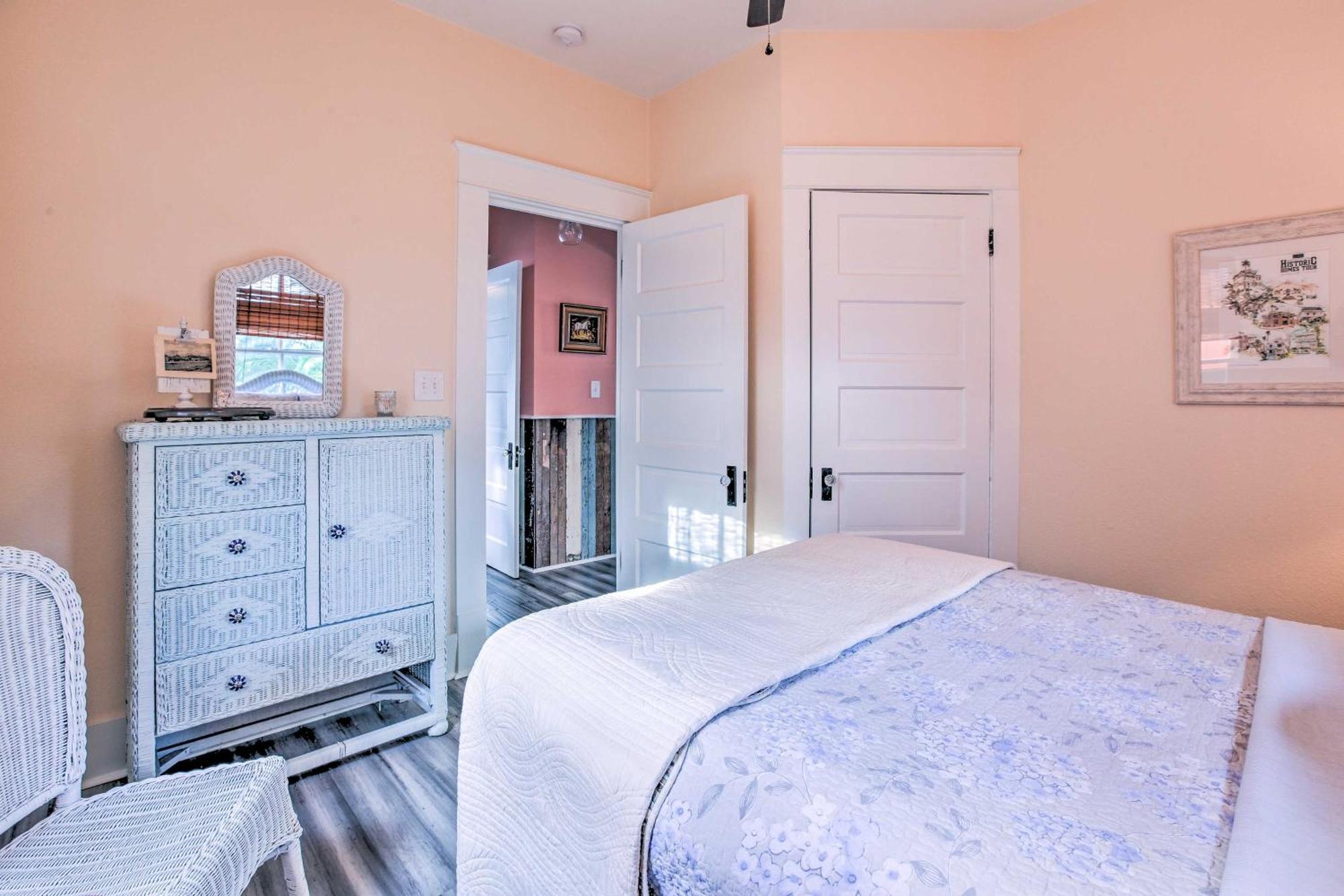 Bright Texas Retreat Near Pleasure Pier And Beach!