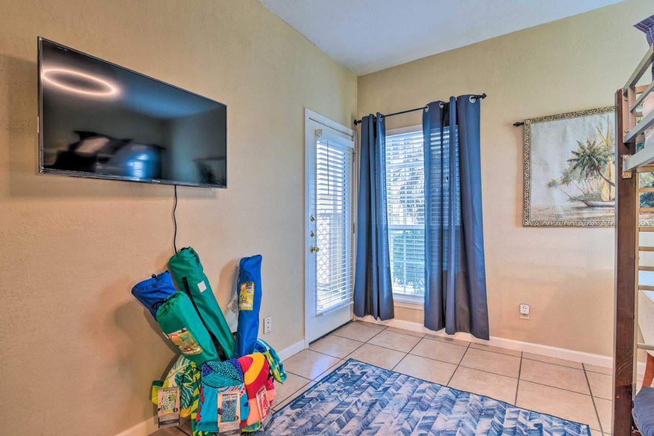 Apartment East End With Pool Less Than 1 Mi To Beach!