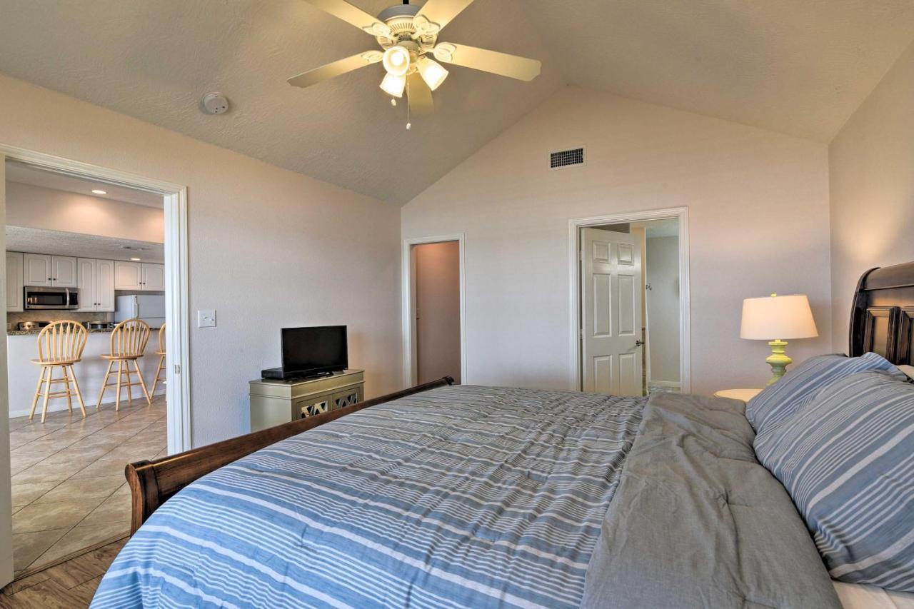 Beachfront Getaway With Deck And Views! Galveston