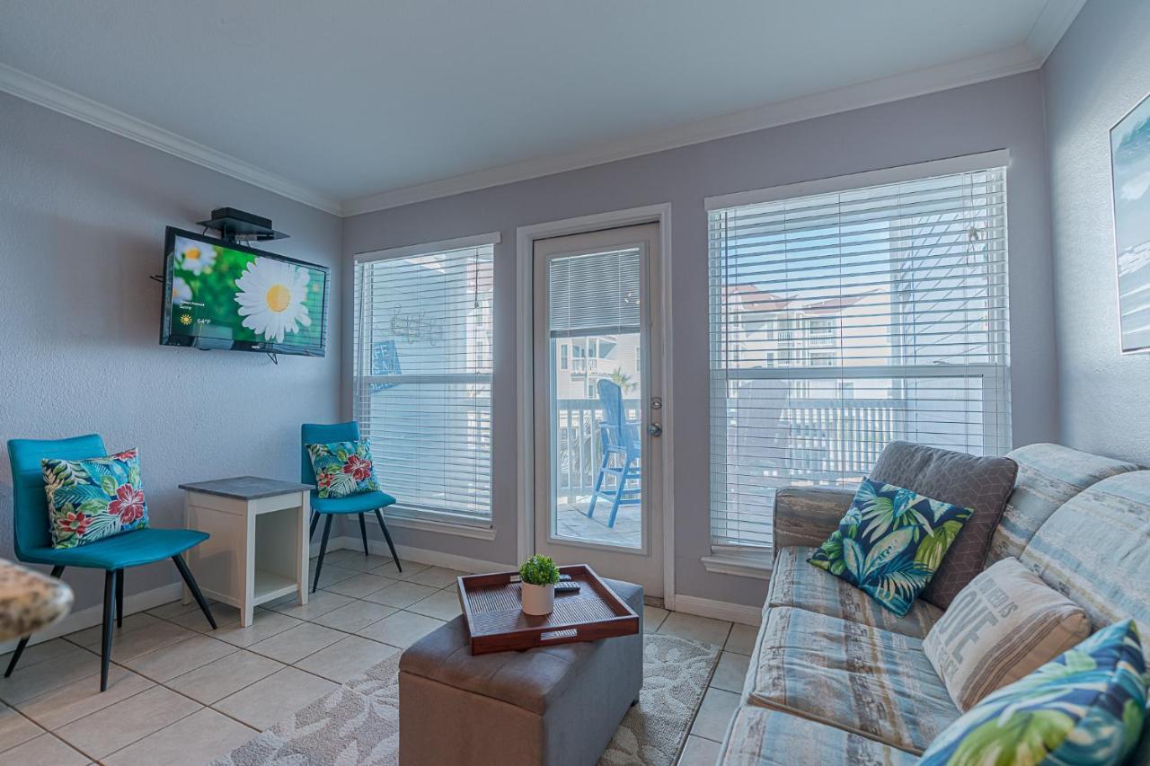 Great In Seascape Fabulous Pool Area Private Boardwalk Takes Right To The Galveston