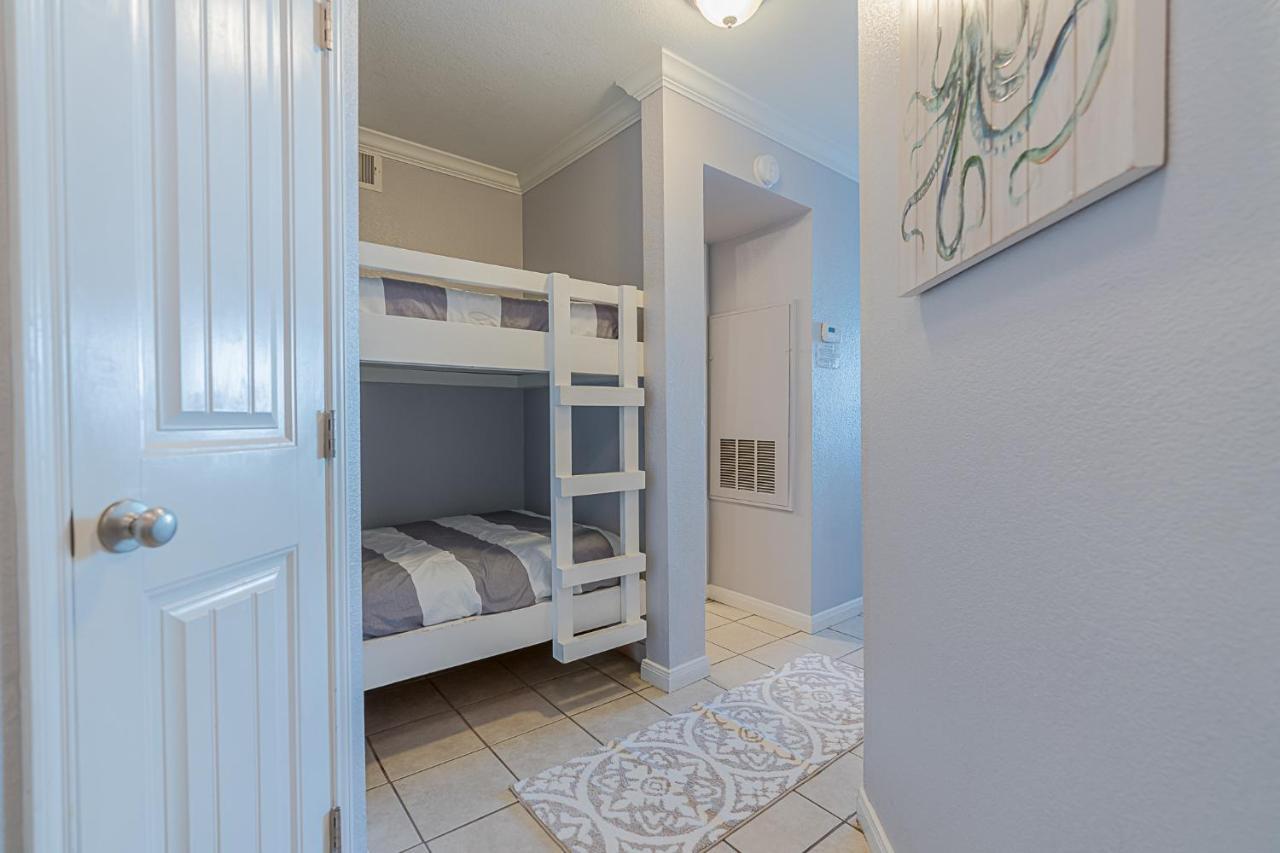 Great In Seascape Fabulous Pool Area Private Boardwalk Takes Right To The Apartment *