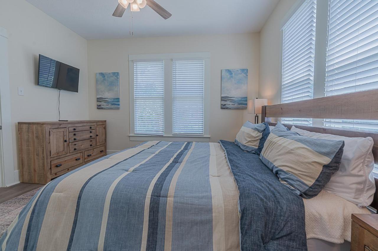 Uptown Newly Updated Near The Harbor And Utmb Holiday home Galveston