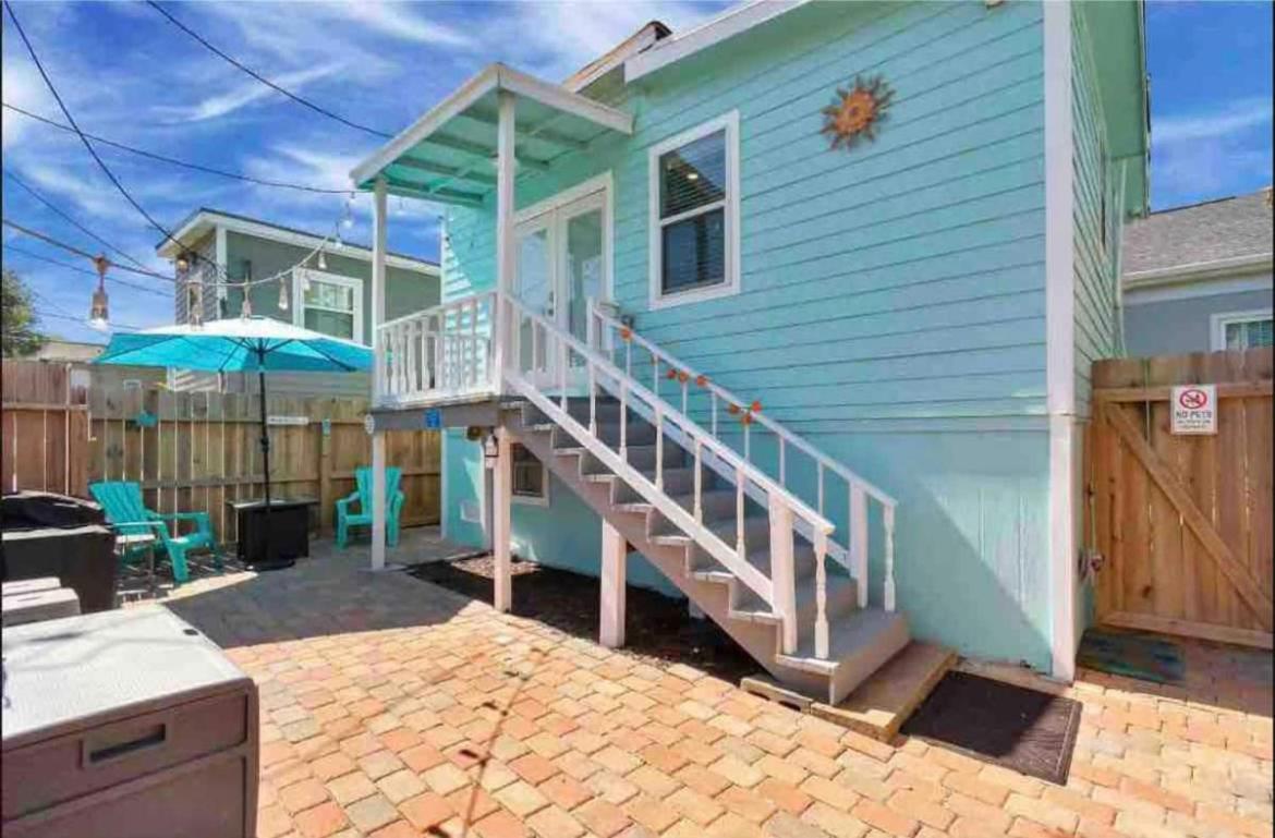 Hidden Hideaway! Bungalow 2 Blocks From The Beach! Sleeps 3 Holiday home