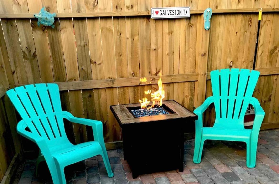 Hidden Hideaway! Bungalow 2 Blocks From The Beach! Sleeps 3