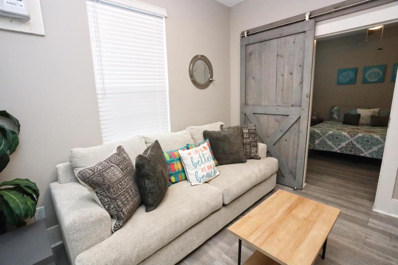 Hidden Hideaway! Bungalow 2 Blocks From The Beach! Sleeps 3