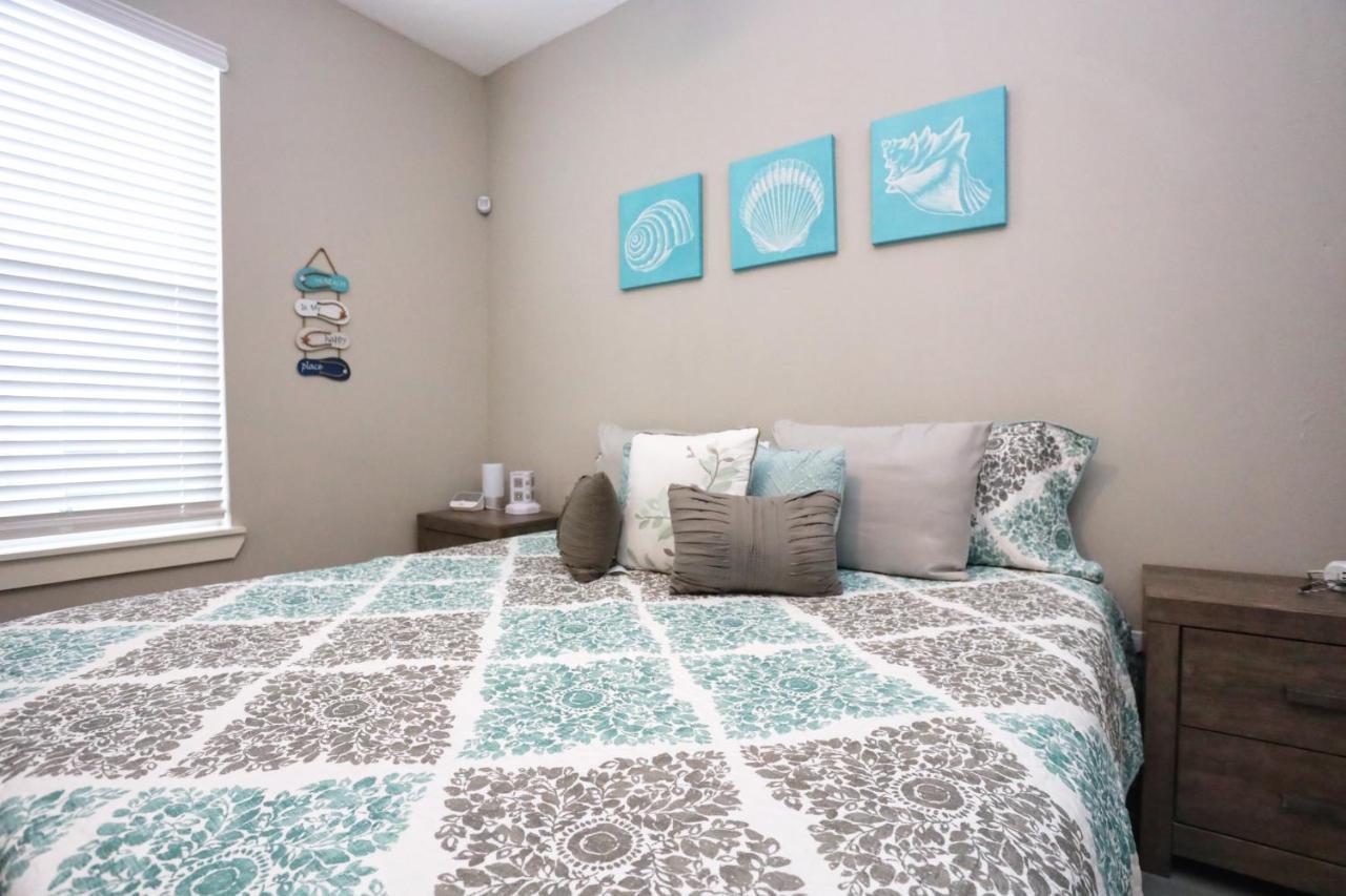 Hidden Hideaway! Bungalow 2 Blocks From The Beach! Sleeps 3 *