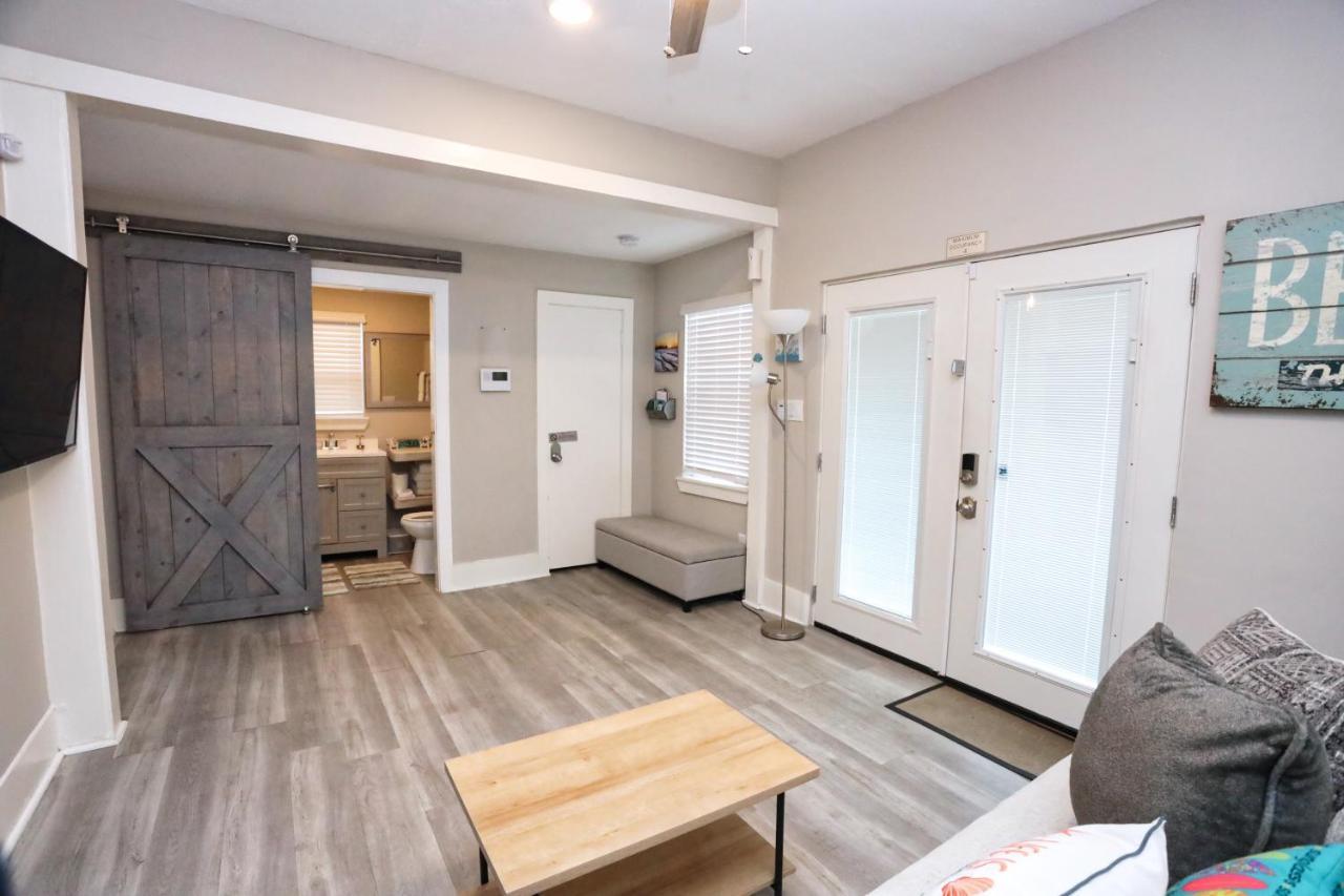 Holiday home Hidden Hideaway! Bungalow 2 Blocks From The Beach! Sleeps 3