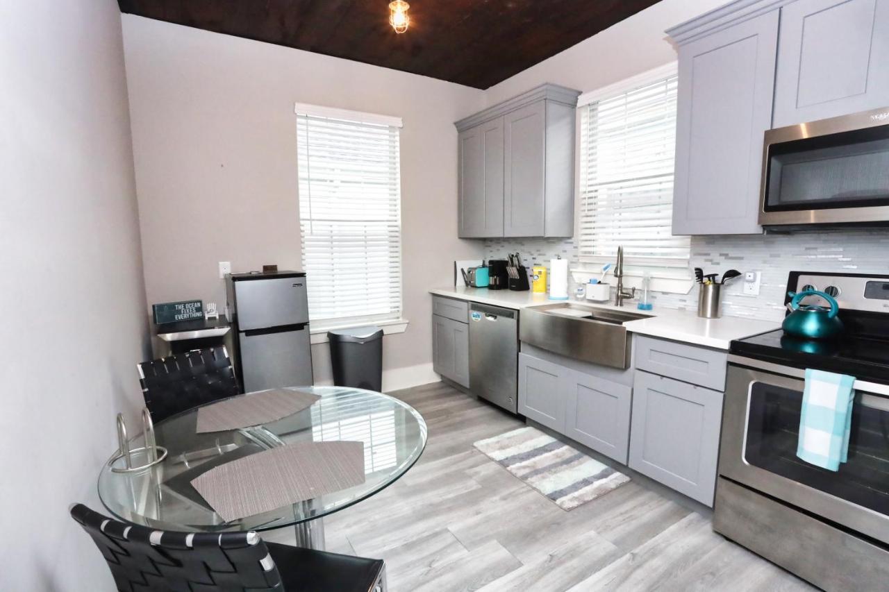 Hidden Hideaway! Bungalow 2 Blocks From The Beach! Sleeps 3 *