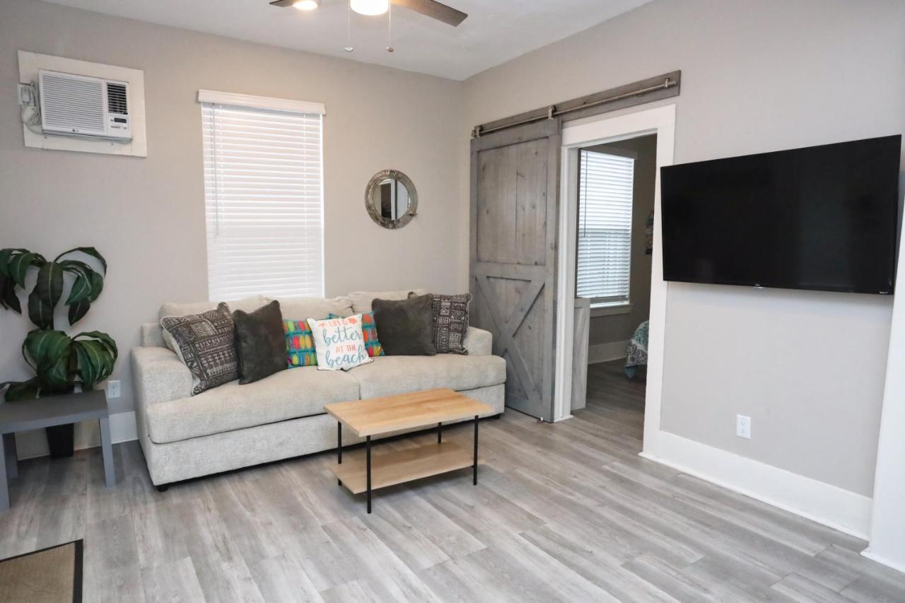 Holiday home Hidden Hideaway! Bungalow 2 Blocks From The Beach! Sleeps 3