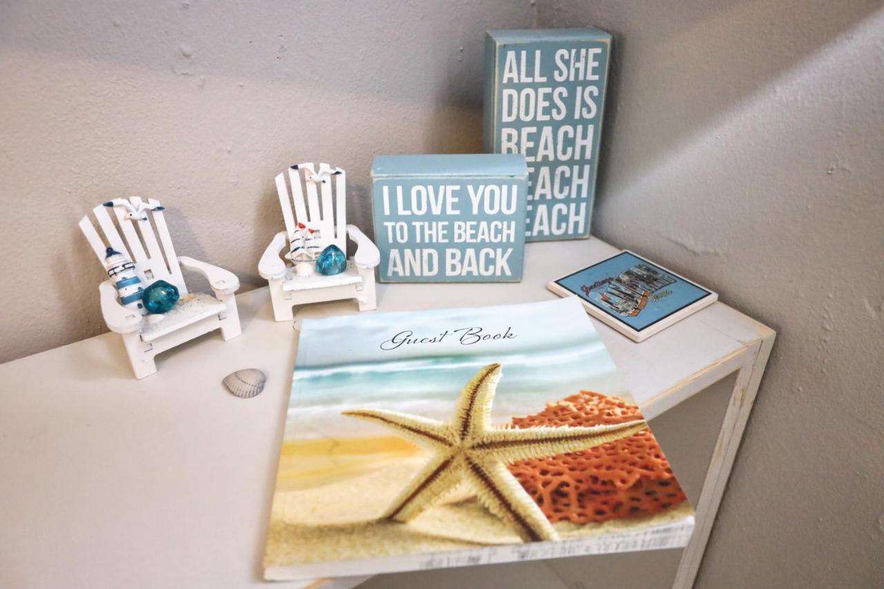Hidden Hideaway! Bungalow 2 Blocks From The Beach! Sleeps 3 * Galveston