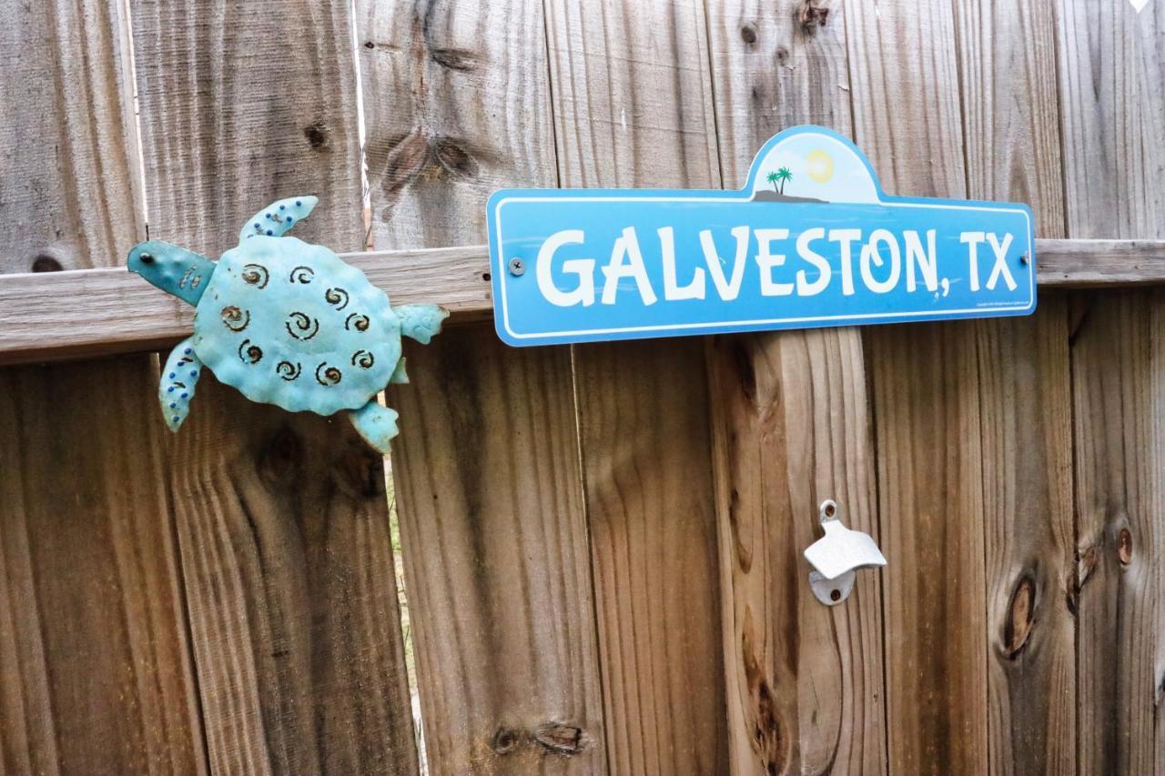 Hidden Hideaway! Bungalow 2 Blocks From The Beach! Sleeps 3 Holiday home Galveston