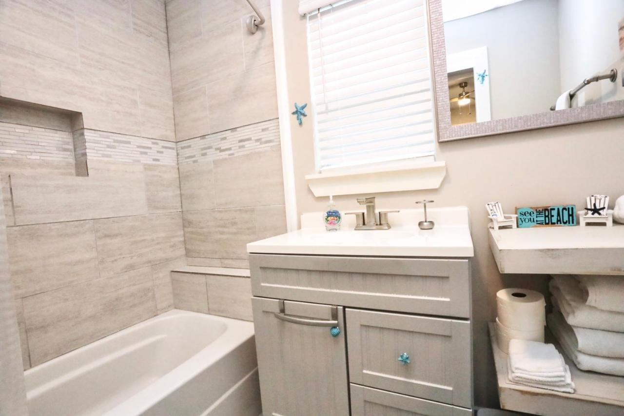 Hidden Hideaway! Bungalow 2 Blocks From The Beach! Sleeps 3 Holiday home